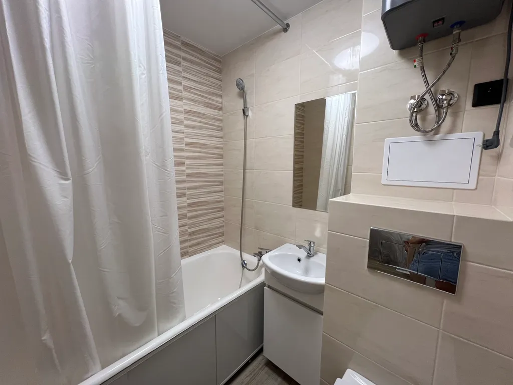 Квартира двухкомнатная у Маршала Покрышкина, в Центральном, 50 м², Новосибирск — ванная комната, фото 2