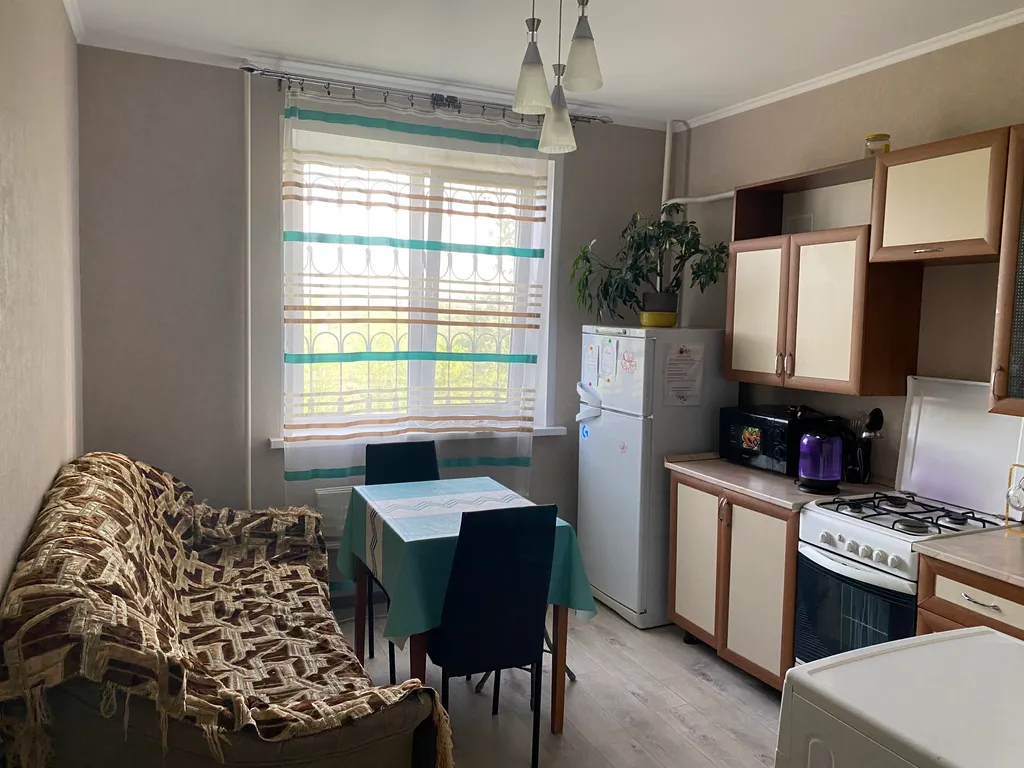 Квартира двухкомнатная на улице Звездной, 56 м², Сызрань — кухня, фото 5
