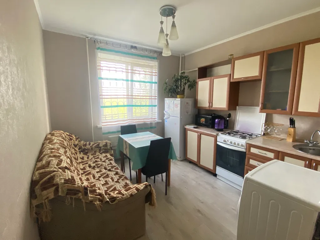 Квартира двухкомнатная на улице Звездной, 56 м², Сызрань — кухня, фото 6