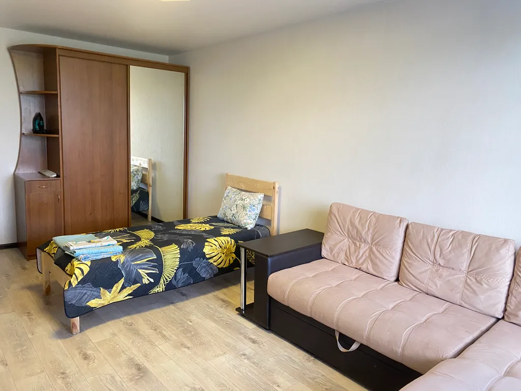 Квартира двухкомнатная на улице Звездной, 56 м², Сызрань — спальня, фото 4