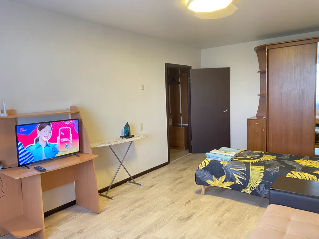 Квартира двухкомнатная на улице Звездной, 56 м², Сызрань — спальня, фото 5