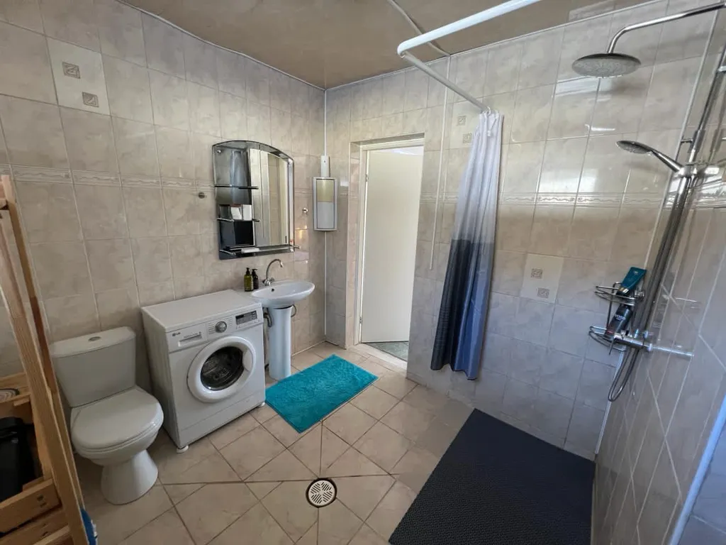 Дом 5-местный на улице Брусничной, 60 м², Выборг — ванная комната, фото 2