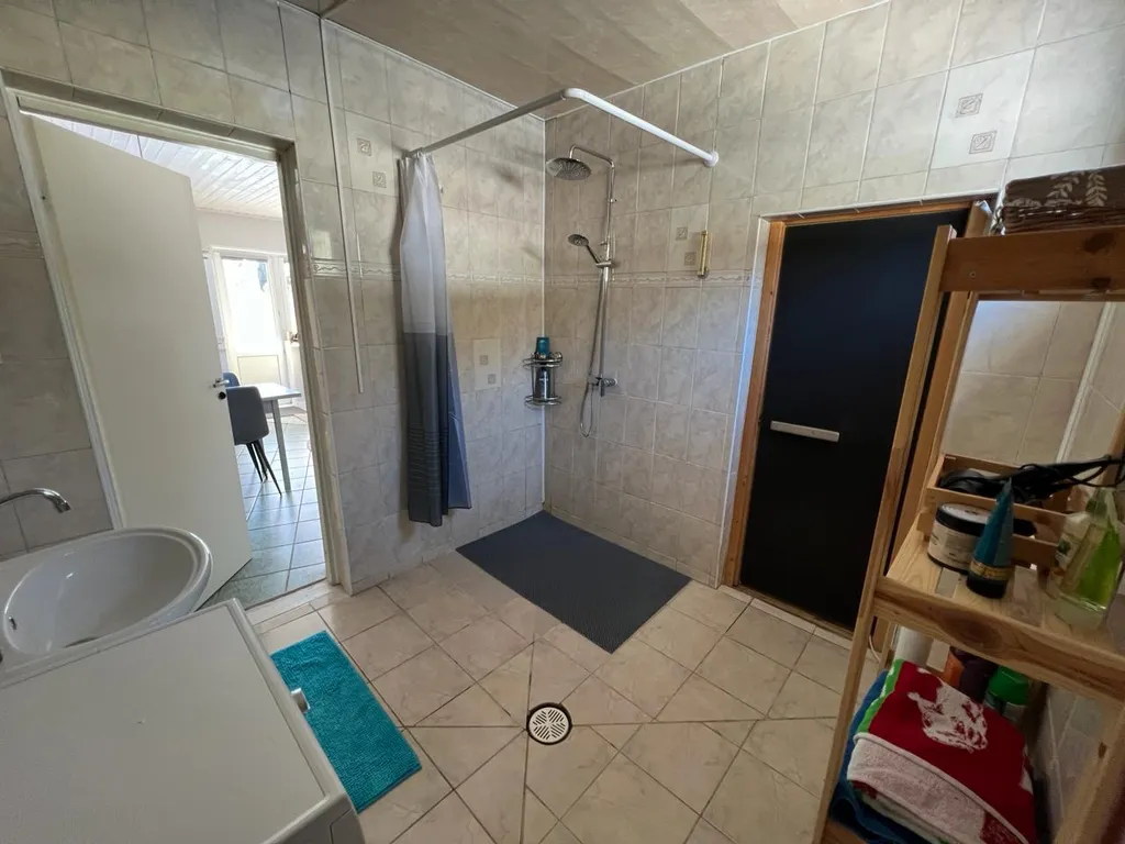 Дом 5-местный на улице Брусничной, 60 м², Выборг — ванная комната, фото 3