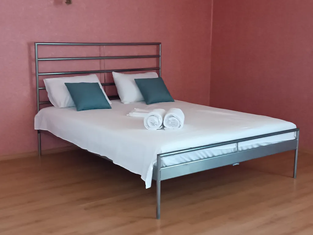 Дом с большой парковкой в 10 минутах от центра города