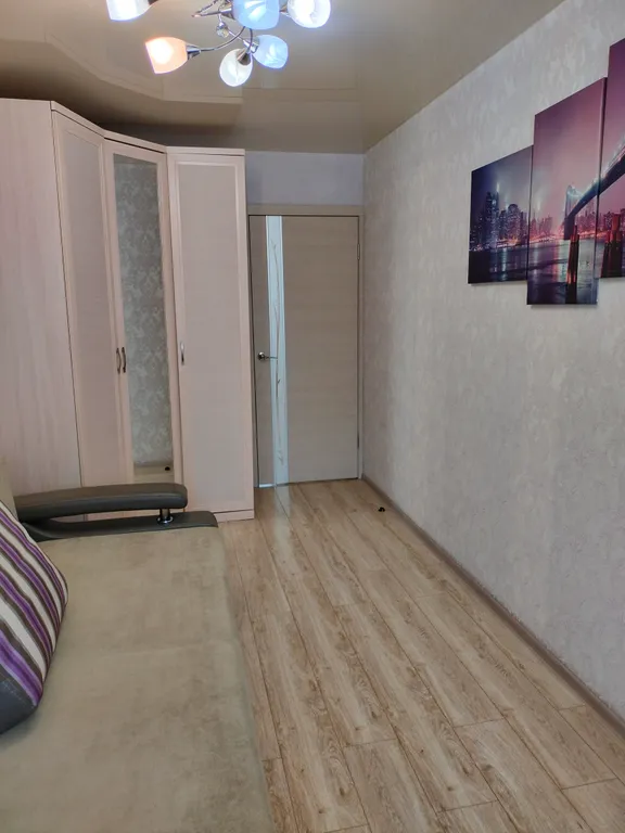 Квартира двухкомнатная в Октябрьском, 52 м², Иркутск — спальня, фото 4