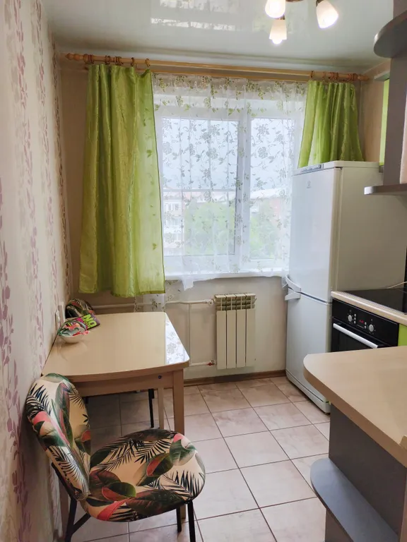 Квартира двухкомнатная в Октябрьском, 52 м², Иркутск — кухня, фото 2