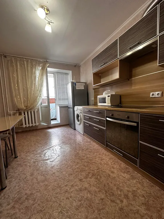 Квартира однокомнатная у Спортивной, в Советском, 58 м², Самара — кухня, фото 4