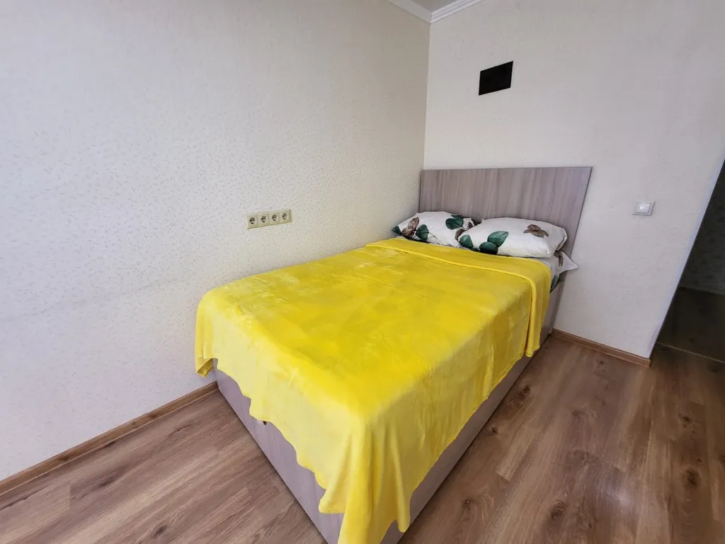 Квартира двухкомнатная на улице Мориса Тореза, 56 м², Тюмень — спальня, фото 7
