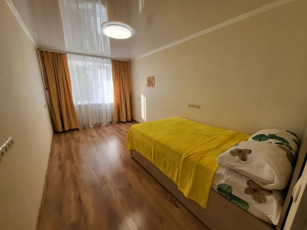 Квартира двухкомнатная на улице Мориса Тореза, 56 м², Тюмень — спальня, фото 8