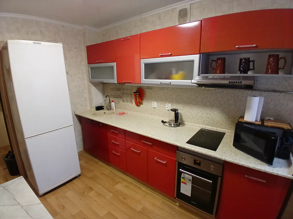 Квартира двухкомнатная на улице Мориса Тореза, 56 м², Тюмень — кухня