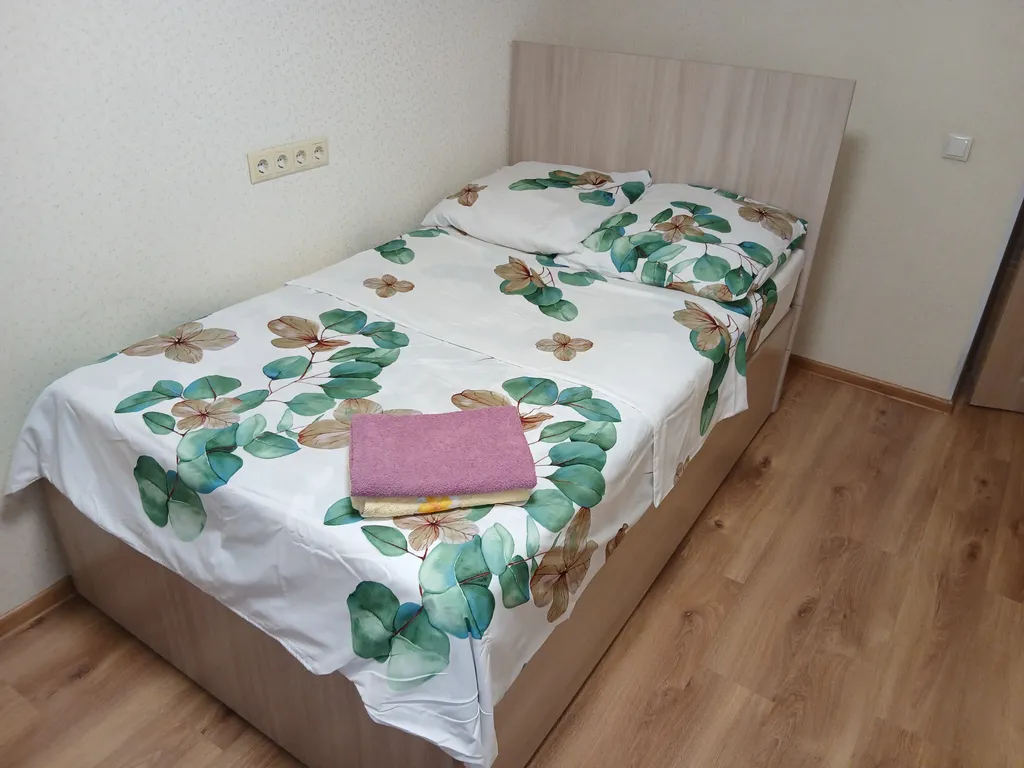 Квартира двухкомнатная на улице Мориса Тореза, 56 м², Тюмень — спальня, фото 3