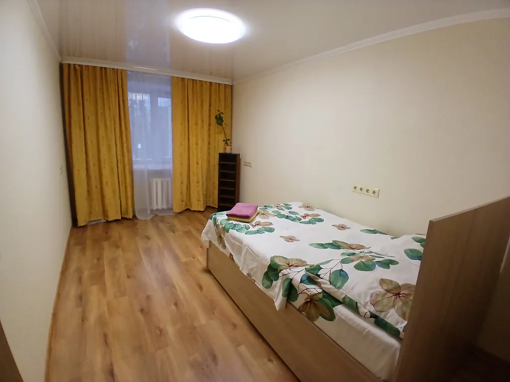 Квартира двухкомнатная на улице Мориса Тореза, 56 м², Тюмень — спальня, фото 4