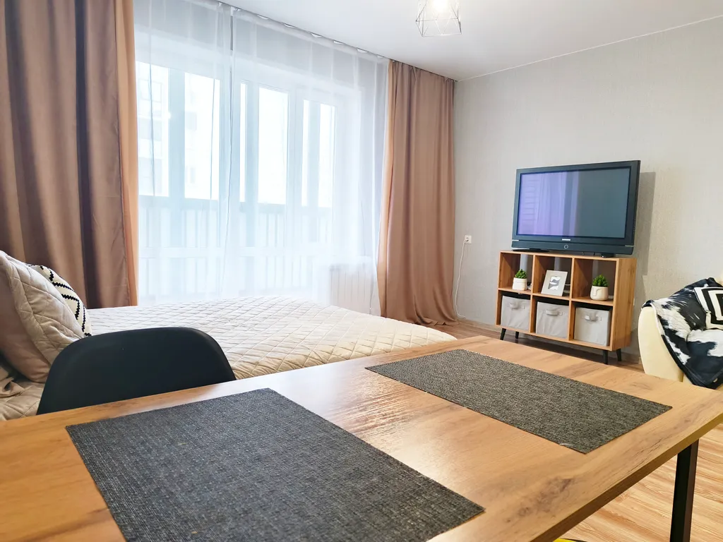 Студия однокомнатная в Центральном, 42 м², Красноярск — спальня, фото 4