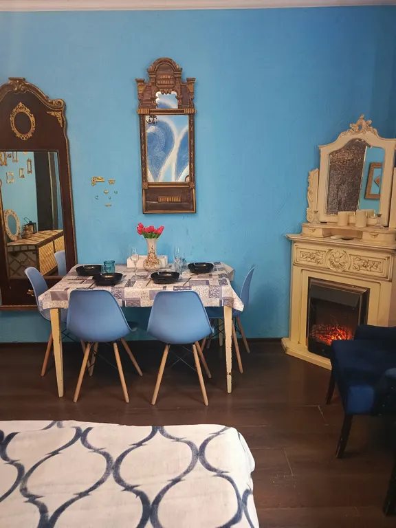 Уютная квартира с камином на набережной для большой семьи