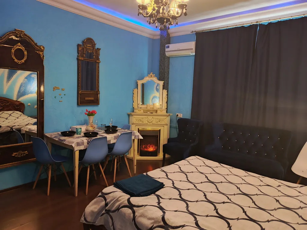 Уютная квартира с камином на набережной для большой семьи