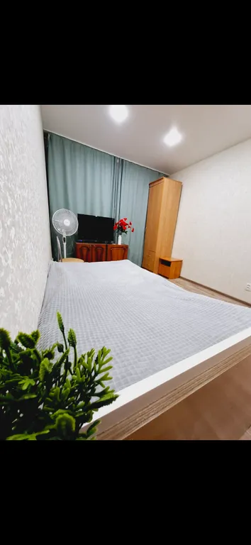 Квартира двухкомнатная на улице Коммунистической, 53 м², Новокуйбышевск — спальня, фото 2