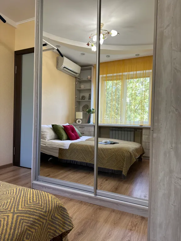 Квартира двухкомнатная на улице Волкова, 55 м², Ростов-на-Дону — спальня, фото 15