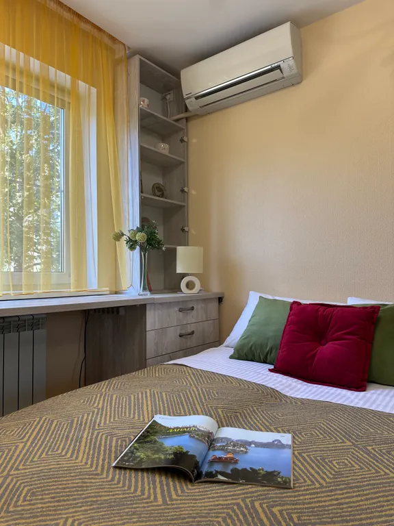 Квартира двухкомнатная на улице Волкова, 55 м², Ростов-на-Дону — спальня, фото 16