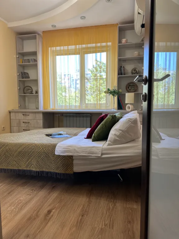 Квартира двухкомнатная на улице Волкова, 55 м², Ростов-на-Дону — спальня, фото 17