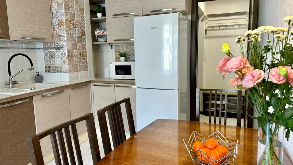 Квартира двухкомнатная на улице Волкова, 55 м², Ростов-на-Дону — кухня, фото 2