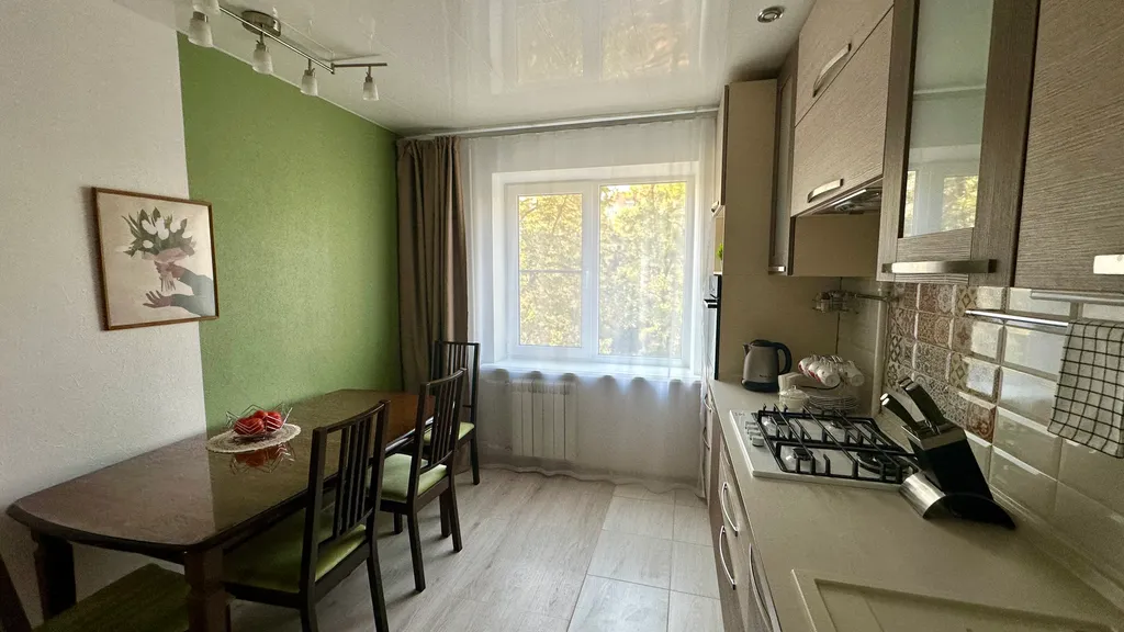 Квартира двухкомнатная на улице Волкова, 55 м², Ростов-на-Дону — кухня, фото 4
