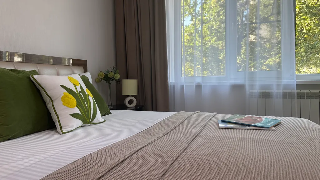 Квартира двухкомнатная на улице Волкова, 55 м², Ростов-на-Дону — спальня, фото 9