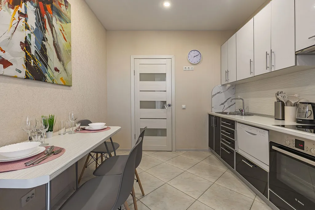 Квартира двухкомнатная у Горьковской, в Кузнечихе, 60 м², Нижний Новгород — кухня, фото 7
