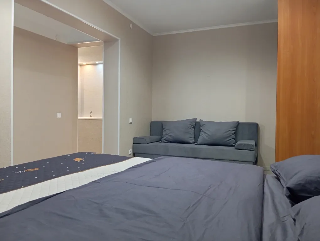 Квартира однокомнатная на улице Рижской, 30 м², Тюмень — спальня, фото 6
