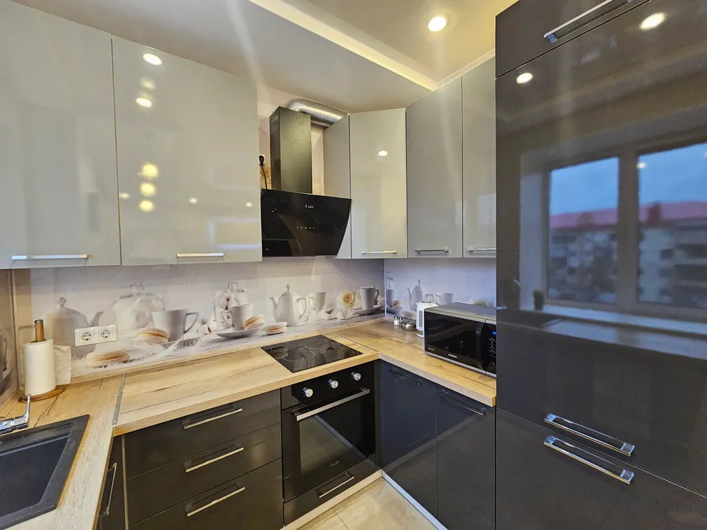 Квартира двухкомнатная на улице Мельникайте, 45 м², Тюмень — фото 8