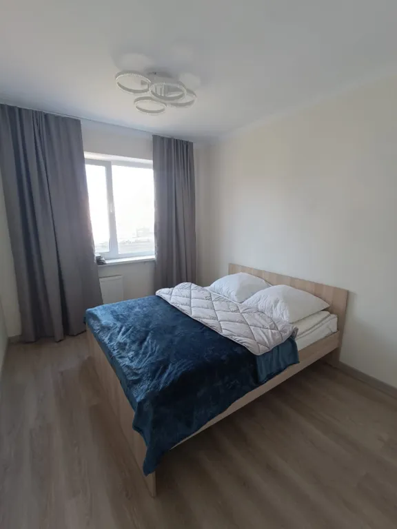 Квартира трёхкомнатная на улице Большой Московской, 81 м², Великий Новгород — спальня, фото 4