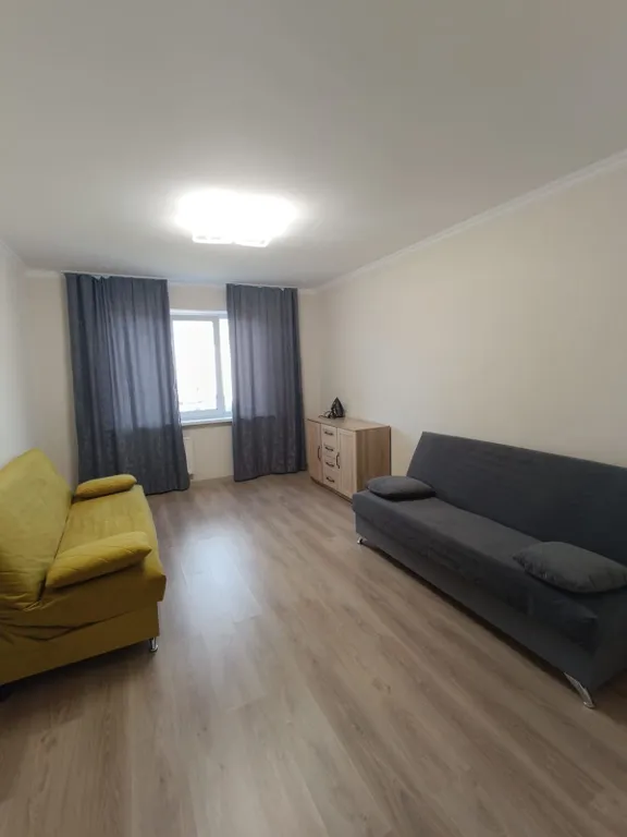 Квартира трёхкомнатная на улице Большой Московской, 81 м², Великий Новгород — спальня, фото 5