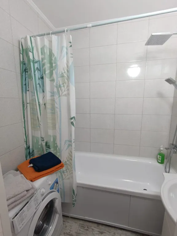 Квартира трёхкомнатная на улице Большой Московской, 81 м², Великий Новгород — ванная комната, фото 2