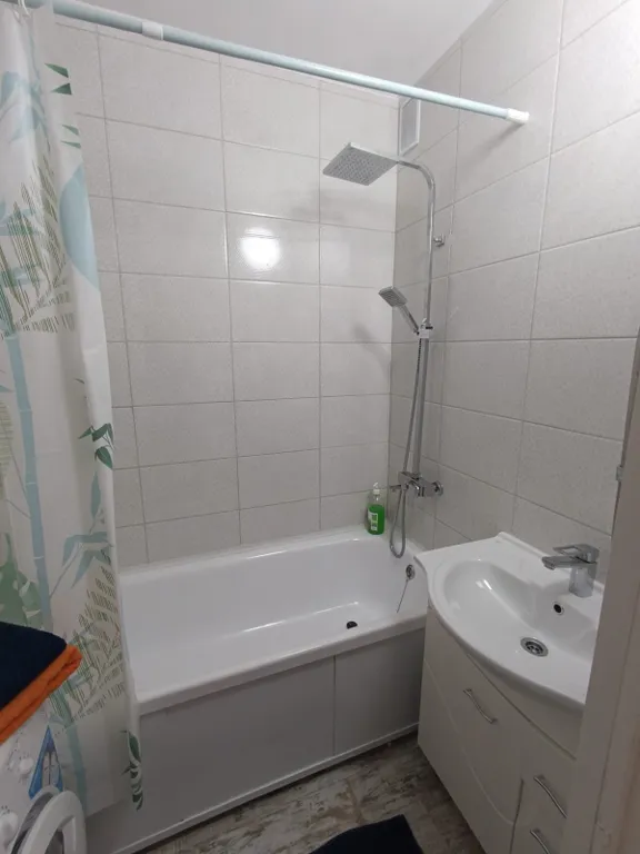 Квартира трёхкомнатная на улице Большой Московской, 81 м², Великий Новгород — ванная комната, фото 3