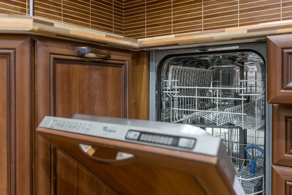 Квартира трёхкомнатная на улице Газовикове, 75 м², Тюмень — кухня, фото 7