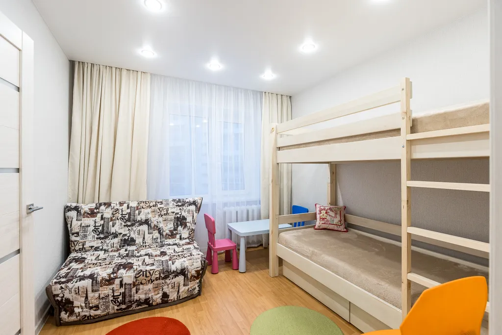 Квартира трёхкомнатная на улице Газовикове, 75 м², Тюмень — спальня, фото 4