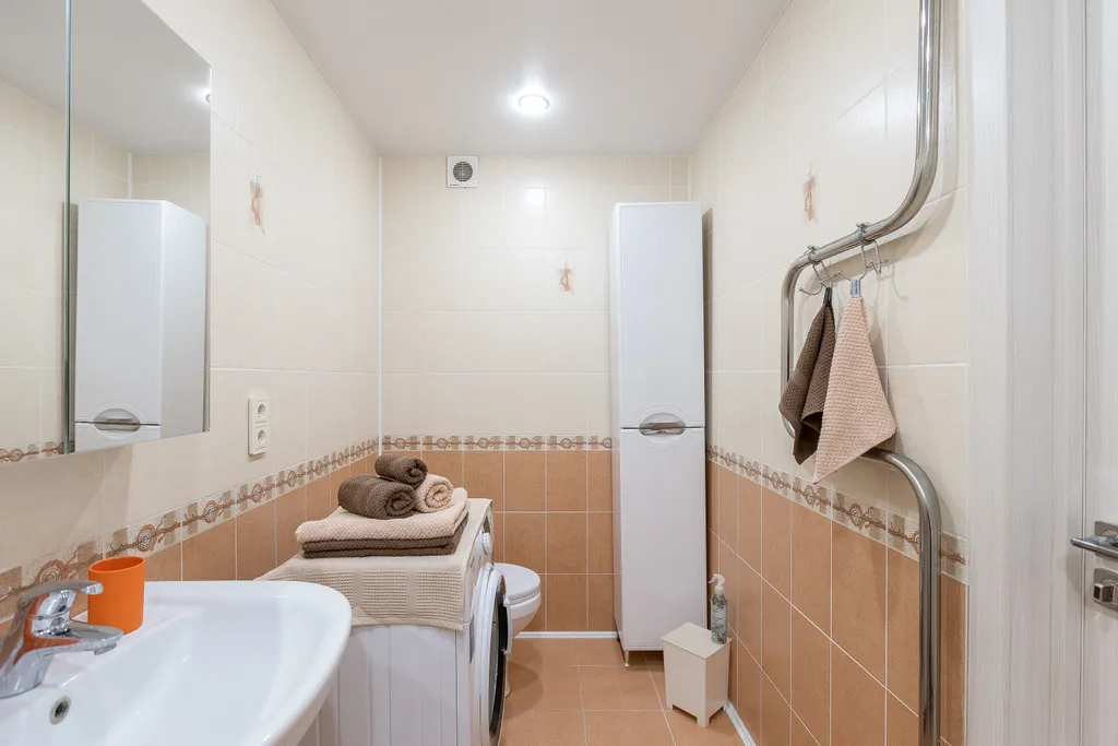 Квартира трёхкомнатная на улице Газовикове, 75 м², Тюмень — ванная комната