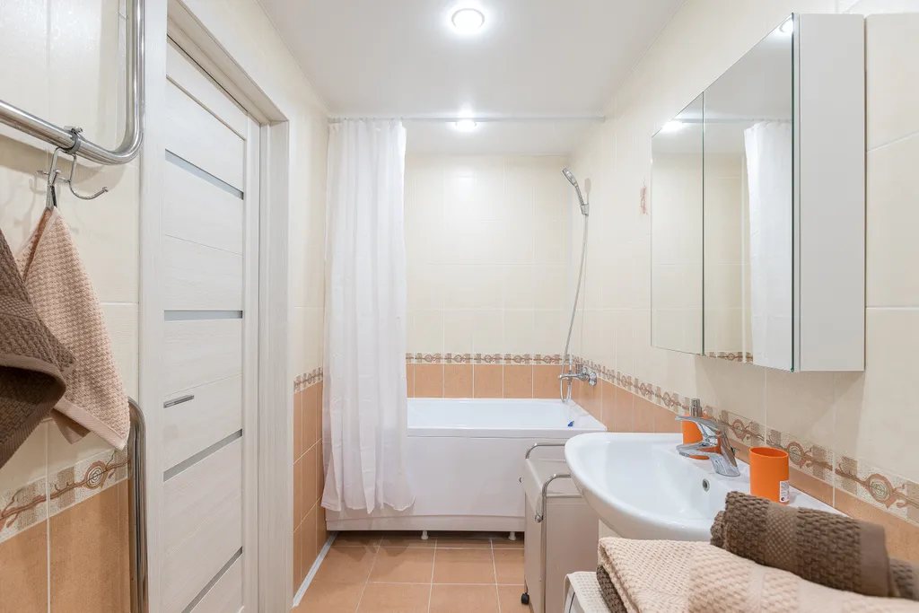 Квартира трёхкомнатная на улице Газовикове, 75 м², Тюмень — ванная комната, фото 2