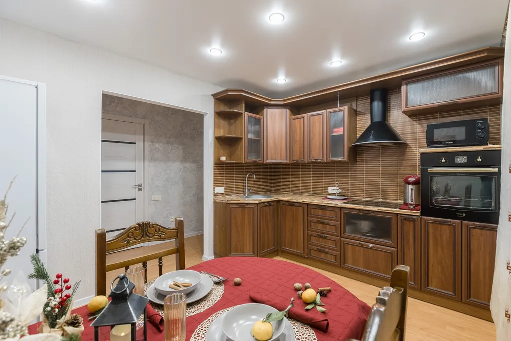 Квартира трёхкомнатная на улице Газовикове, 75 м², Тюмень — кухня