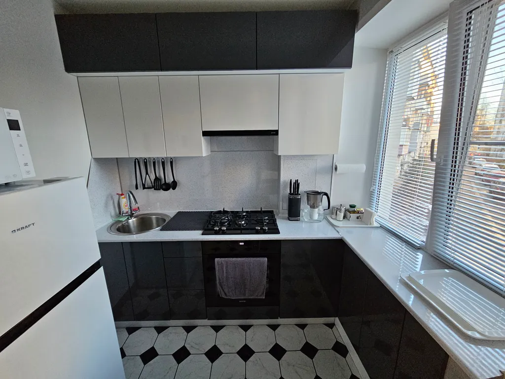 Квартира двухкомнатная на улице Октябрьской, 58 м², Великий Новгород — кухня, фото 4