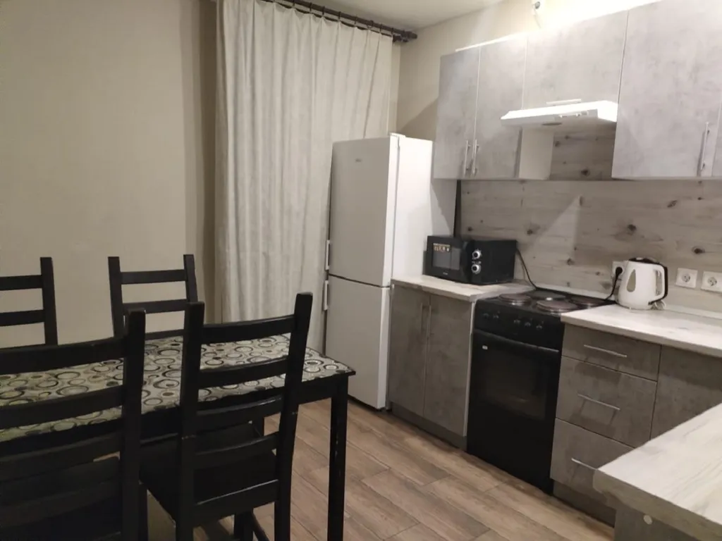 Апартаменты двухкомнатные в переулке Первостроителее, 80 м², Кстово — кухня, фото 2