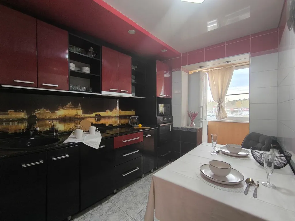 Квартира двухкомнатная на улице Ярославской, 55 м², Екатеринбург — кухня, фото 2