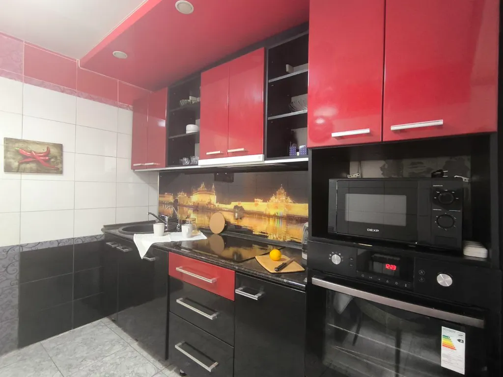 Квартира двухкомнатная на улице Ярославской, 55 м², Екатеринбург — кухня, фото 4