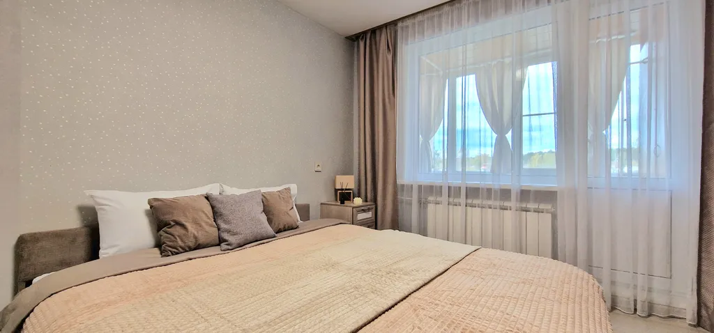Квартира двухкомнатная на улице Ярославской, 55 м², Екатеринбург — спальня, фото 3