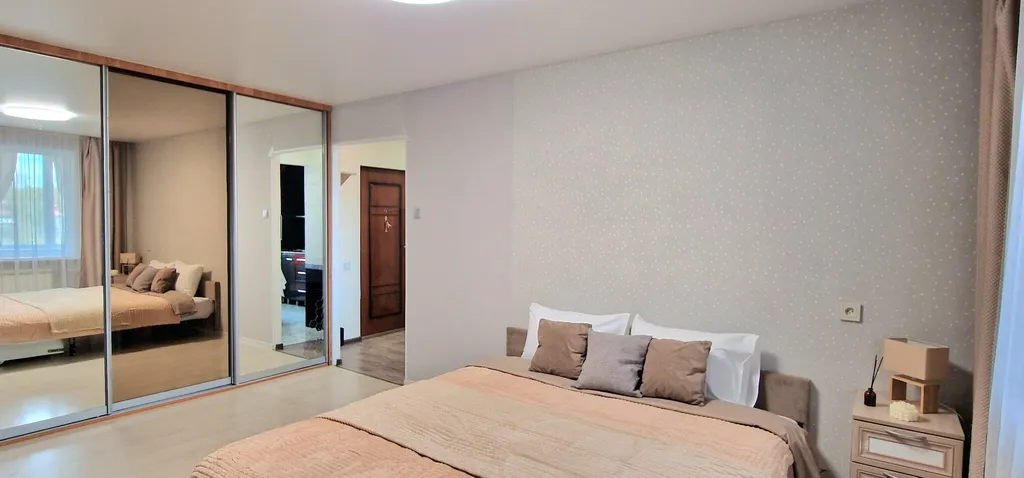 Квартира двухкомнатная на улице Ярославской, 55 м², Екатеринбург — спальня, фото 4
