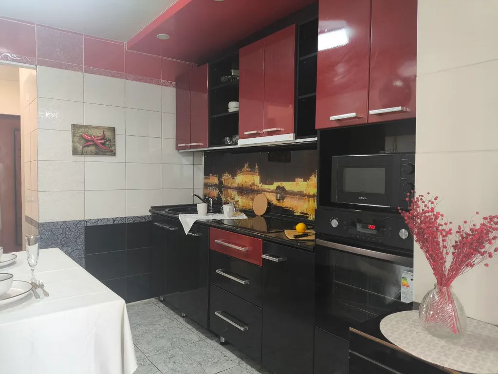 Квартира двухкомнатная на улице Ярославской, 55 м², Екатеринбург — кухня