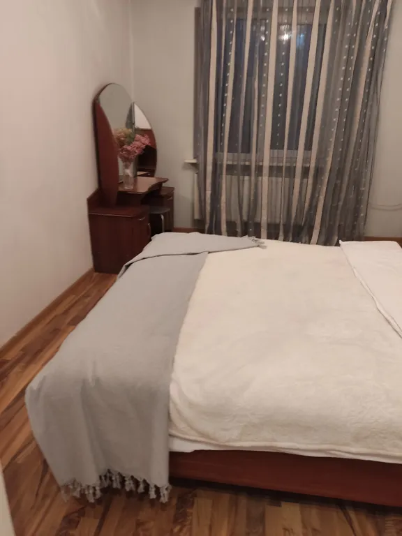 Квартира двухкомнатная на улице Чехова, 45 м², Таганрог — спальня, фото 2