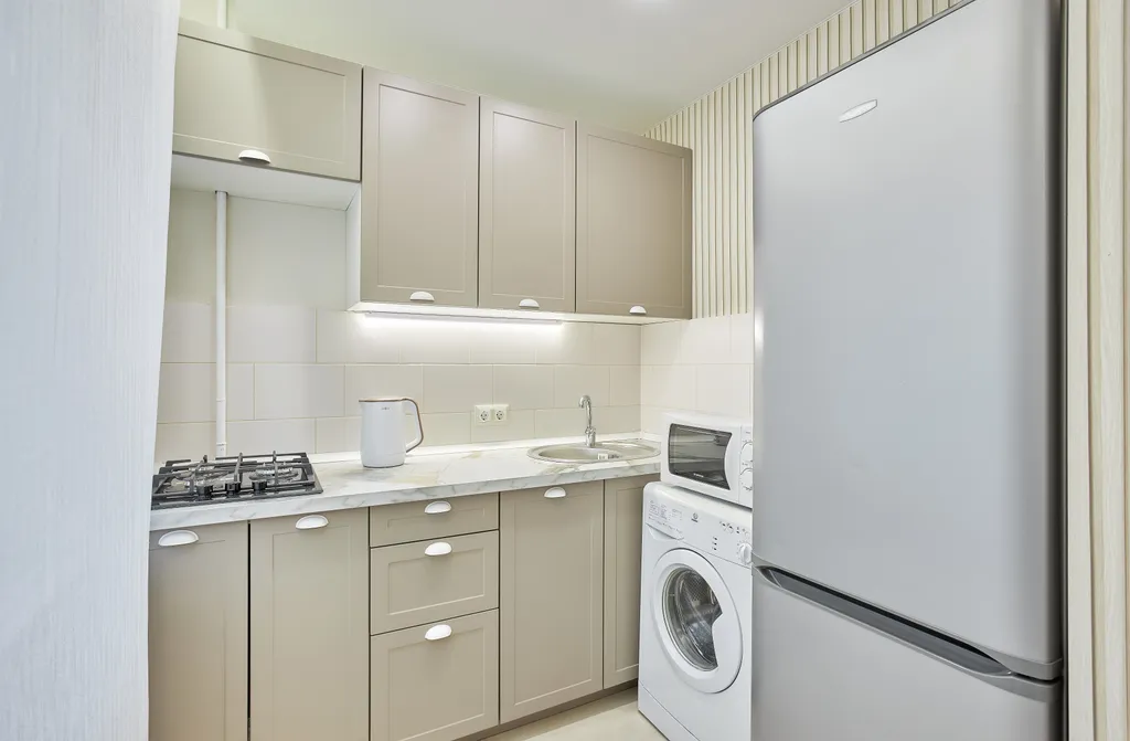 Квартира двухкомнатная на улице Республики, 43 м², Тюмень — кухня, фото 3