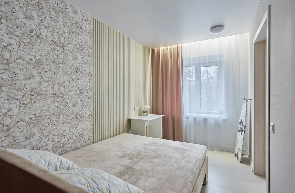 Квартира двухкомнатная на улице Республики, 43 м², Тюмень — спальня, фото 6
