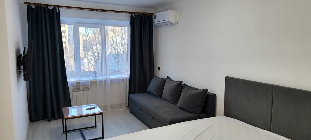 Квартира однокомнатная на улице Республики, 31 м², Тюмень — спальня, фото 2