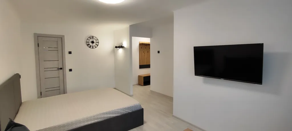 Квартира однокомнатная на улице Республики, 31 м², Тюмень — спальня, фото 3